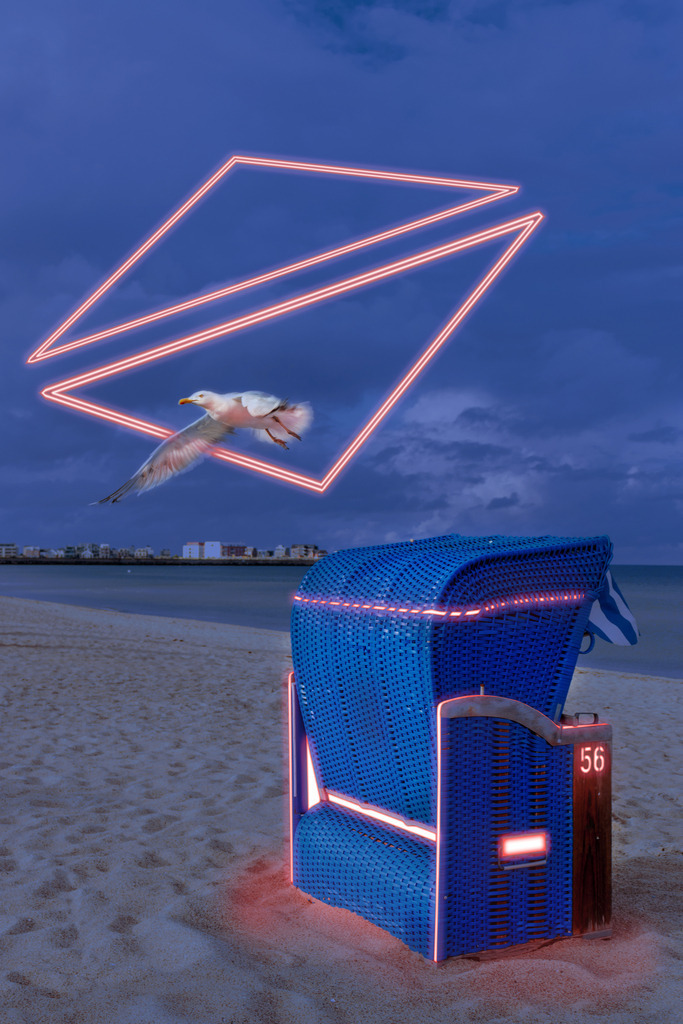 Photoart: Neonlicht am Sandstrand | Dieses phantasievolle Photoart-Wandbild im Querformat zeigt die kreative Interpretation eines beleuchteten Strandkorbs, der durch Neonlichter in Szene gesetzt wird. Zwei dreieckige Neonlichter erstrahlen am Himmel und verleihen der Szenerie eine moderne, fast surreal wirkende Atmosphäre.Durch eines der rot leuchtenden Dreiecke fliegt eine Möwe. Der Kontrast zwischen der natürlichen Küstenlandschaft und den intensiven Neonfarben erzeugt eine spannende visuelle Dynamik.Dieses Kunstwerk gehört zur Photoart-Serie „Maritimes Neonlicht“ und kombiniert die beruhigende Weite des Strandes mit kreativen Lichtspielen. - Realisiert mit Pictrs.com