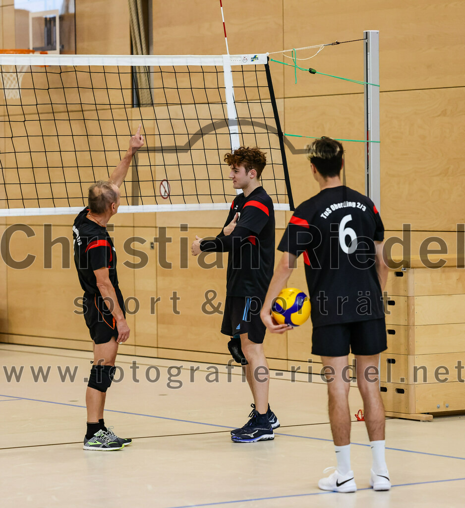 2021-11-27_012_TuS_Oberding_II_gegen_MTV_1881_Ingolstadt_III | Oberding, Deutschland, 27.11.2021:
Volleyball, Kreisliga 2021 / 2022, 5. Spieltag, TuS Oberding II gegen MTV 1881 Ingolstadt III, Endergebnis: 3:2

Andreas Ruß (TuS Oberding, #1), Hayden Lorenz (TuS Oberding, #9), Nicolas Barbona (TuS Oberding, #6)

Foto: Christian Riedel / fotografie-riedel.net