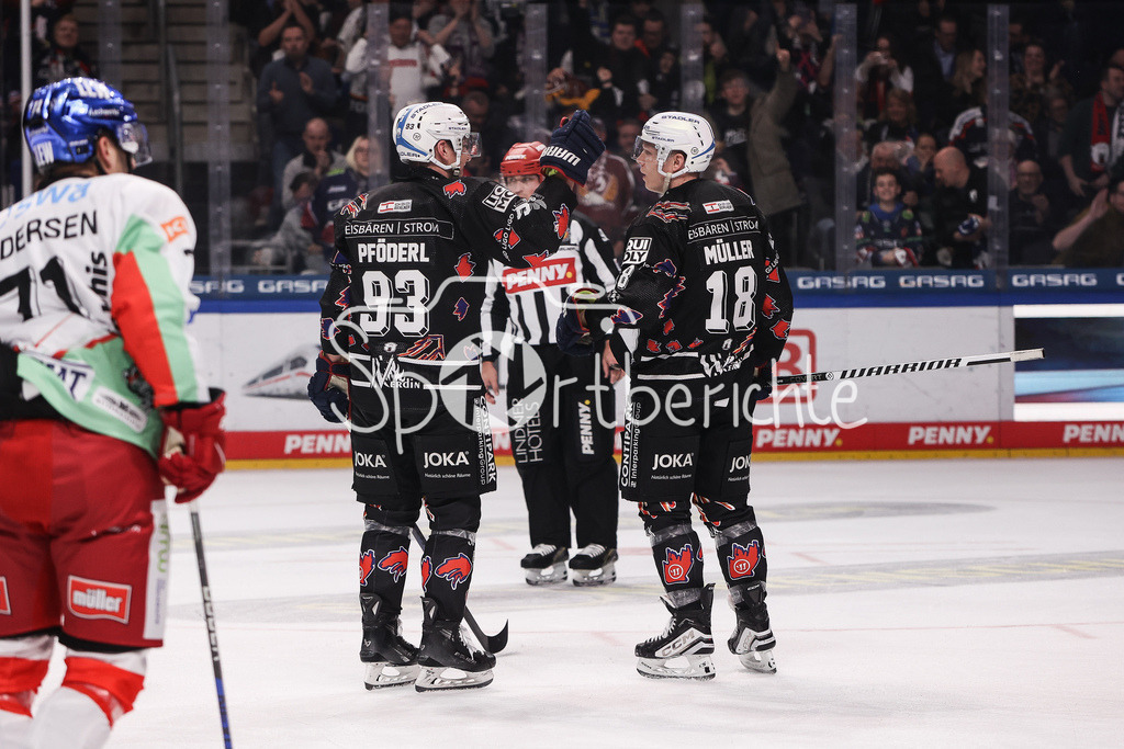 Eisbären Berlin - Augsburger Panther | Jubel der Hausherren nach dem Treffer zum 3-2 durch Jonas MUELLER (EBB #18) / Freude / Happy / Tor / Torschuetze