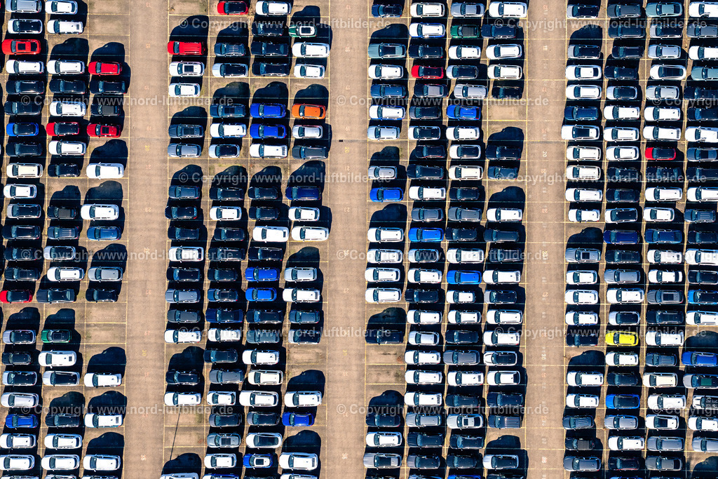 Hamburg_Blg_Auto_Parkplatz_Senkrechtaufnahme_ELS_1975090525 | HAMBURG 09.05.2025 Senkrecht- Luftbild aus der Satelliten- Perspektive parkende Autos auf dem Geländes des BLG Autoterminal Hamburg Gmbh&amp;Co.KG auf der Halbinsel Kattwyk in Hamburg. // Vertical aerial view from the satellite perspective of parked cars on the premises of the BLG Autoterminal Hamburg Gmbh&amp;Co.KG on the Kattwyk peninsula in Hamburg. Foto: Martin Elsen