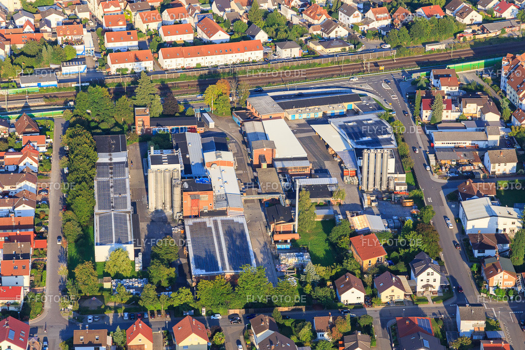 Ehemalige Industrieanlagen an der Stettiner Straße mit Familienheim Rhein-Neckar e.G., Lagerungen und Stellplätze, NeEm GmbH und Immobilienmanagement Tremmel https://www.fh-rn.de/ https://immo-tremmel.de/ | Luftbild: Ehemalige Industrieanlagen an der Stettiner Straße mit Familienheim Rhein-Neckar e.G., Lagerungen und Stellplätze, NeEm GmbH und Immobilienmanagement Tremmel https://www.fh-rn.de/ https://immo-tremmel.de/ in Hemsbach im Bundesland Baden-Württemberg in Deutschland. Foto: IMG_103030.jpg vom 28.08.2017 durch Werner Riehm/FLY-FOTO.de - Realisiert mit Pictrs.com