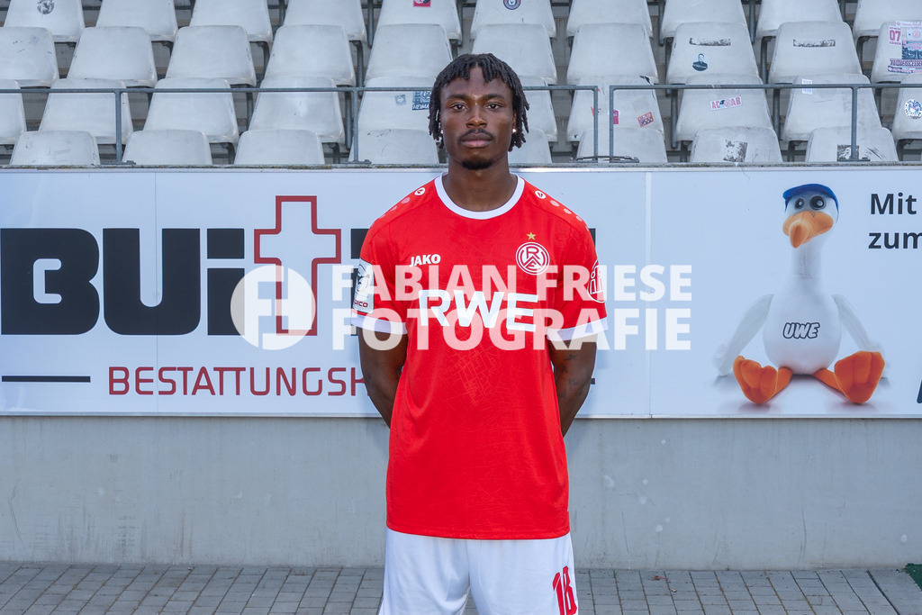 Rot-Weiss Essen; 3. Liga, Portraettermin 2026/2027, Foto: Eibner-Pressefoto/Fabian Friese | Dickson Abiama (Rot-Weiss Essen, #18),Rot-Weiss Essen; 3. Liga, Portraettermin 2026/2027, Foto: Eibner-Pressefoto/Fabian Friese - Realisiert mit Pictrs.com