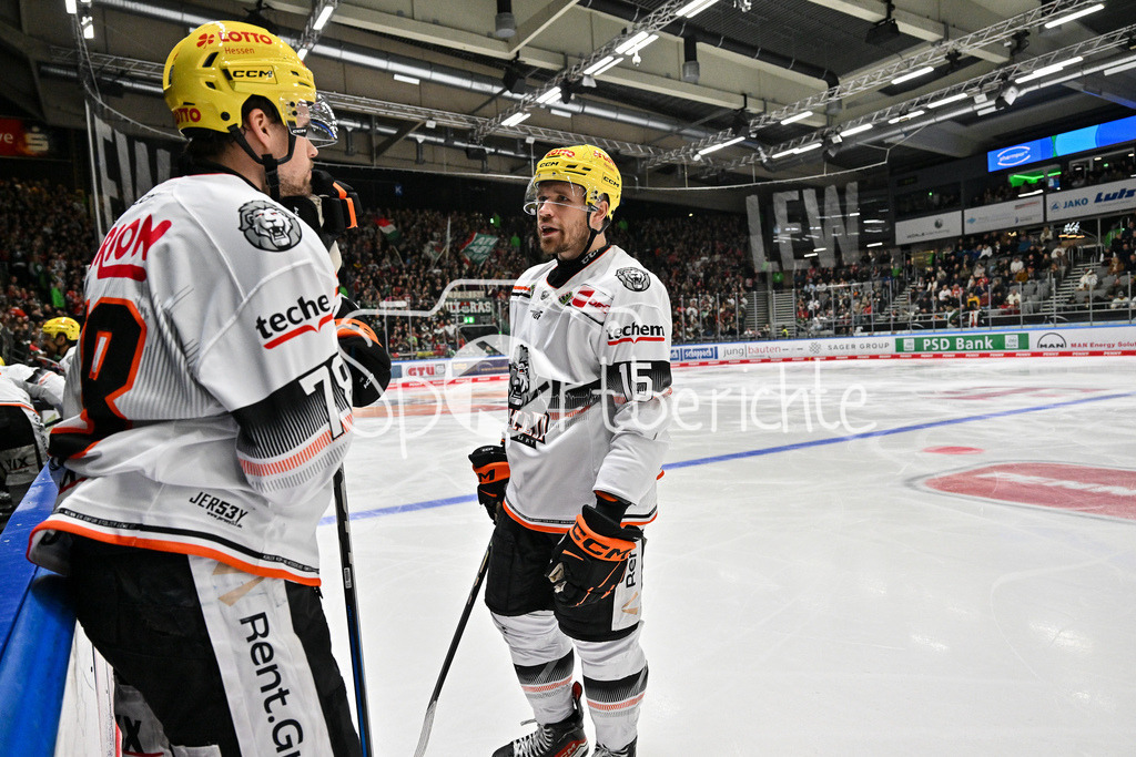 Augsburger Panther - Löwen Frankfurt | die gaeste besptrechen sich im Powerbreak /  Dominik BOKK (Löwen Frankfurt #78)  und Carter PROFT (Löwen Frankfurt #15)  / DEL: Augsburger Panther - Löwen Frankfurt, Curt Frenzel Stadiom am 11.10.2024