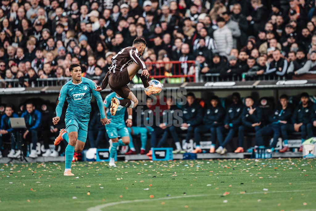 Fußball | Männer | Saison 2025/2026  | Fußball-Bundesliga | 07. Spieltag | FC St. Pauli vs. TSG Hoffenheim | 19.10.2025 | Mathias Pereira Lage (#28, FC St. Pauli) nimmt den Ball hoch in der Luft an