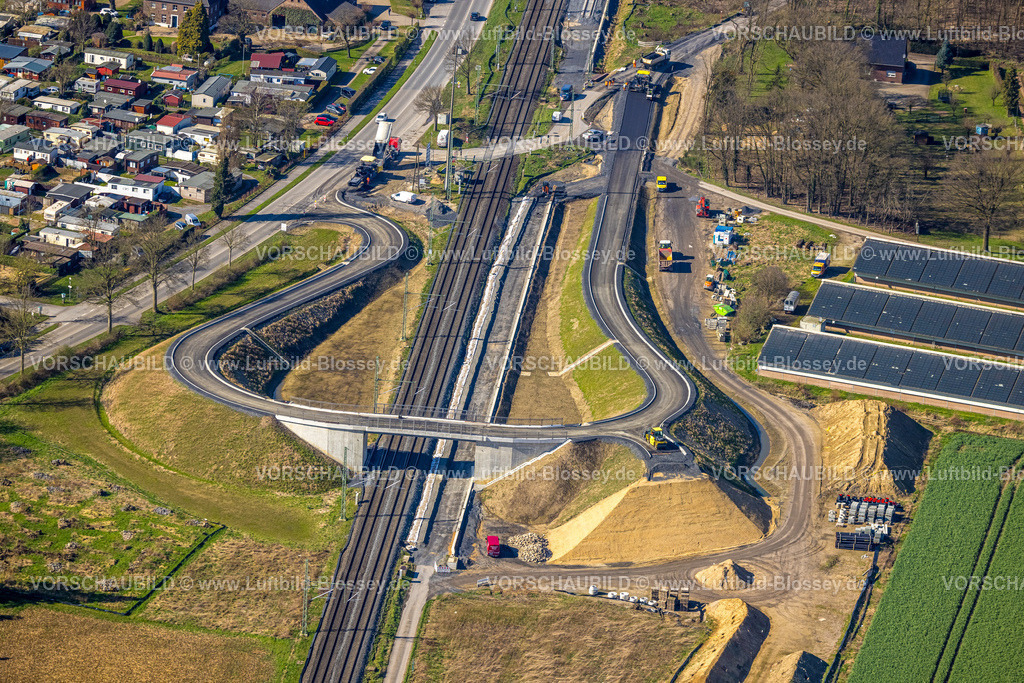 Rees240312123Haldern | Luftbild, Ausbau der Betuweroute und Betuwe-Linie Eisenbahnstrecke, Baustelle und Neubau einer geschwungenen Straßenbrücke Weseler Straße und Reeser Straße über die Bahnlinie, Campingplatz Schulte-Hagenhof, Gewerbegebiet Gebäude mit Solardach am Antonieweg, Haldern, Rees, Nordrhein-Westfalen, Deutschland