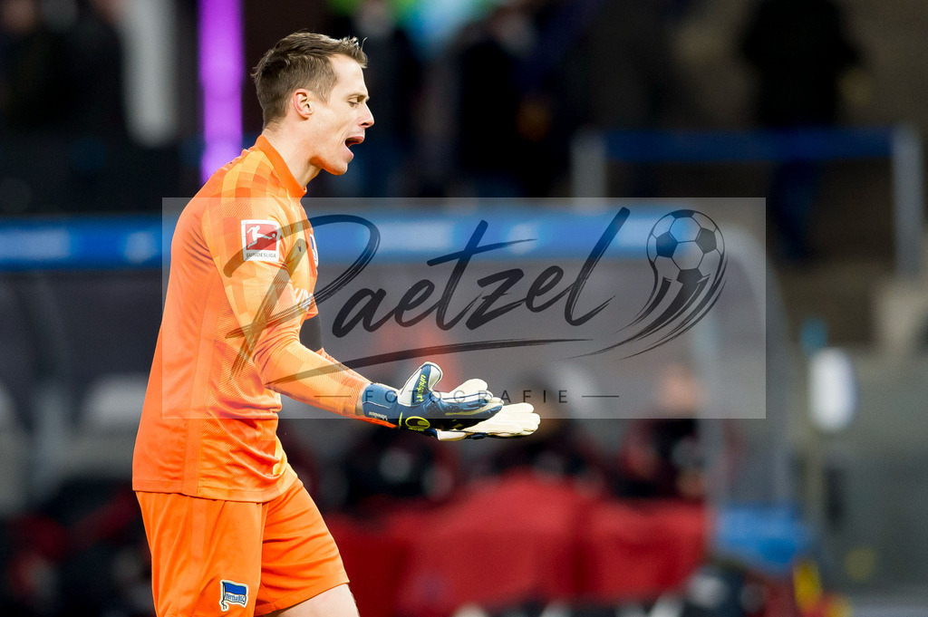 BSCFCB20220123_101 | Fussball, Herren: Torwart Alexander Schwolow (Hertha BSC) enttaeuscht bei dem Spiel der 1. Bundesliga zwischen Hertha BSC und FC Bayern Muenchen im Olypiastadion am 23.01.2022 in Berlin, Deutschland.DFB / DFL REGULATIONS PROHIBIT ANY USE OF PHOTOGRAPHS AS IMAGE SEQUENCES AND/OR QUASI-VIDEO. - Realisiert mit Pictrs.com