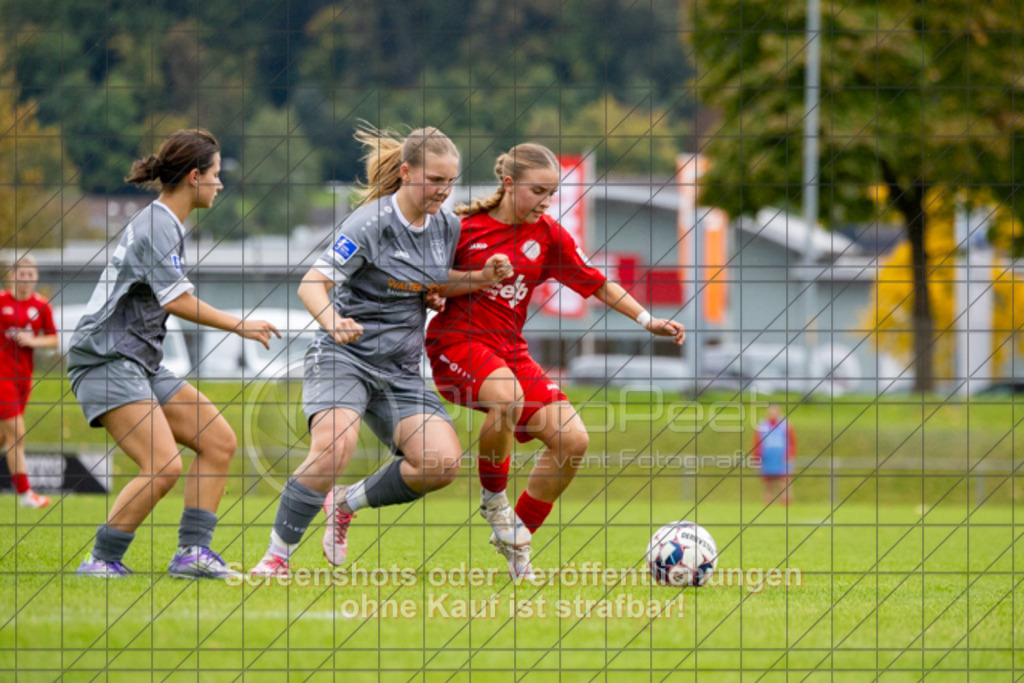 20251004_143701_0438 | Leyla Hirn (FC Donzdorf #11)1.FC Donzdorf (rot) vs. FC Freiburg-St. Georgen (grau), Fussball, EnBW-Oberliga B -Juniorinnen, 04. Spieltag, Saison 2025/2026, Rasenplatz, Lautertal Stadion, Süßener Straße 16, 73072 Donzdorf, 04.10.2025 - 14:00 Uhr,Foto: PhotoPeet-Sportfotografie/Peter Harich
