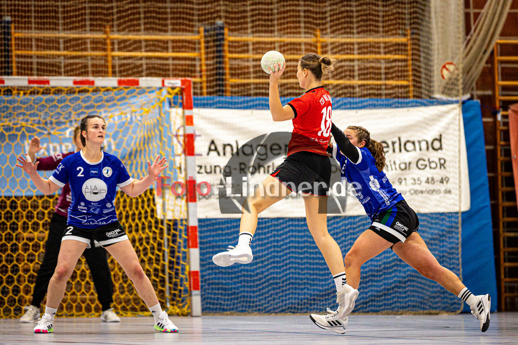 TSV Weilheim gegen SG Biessenhofen-Marktoberdorf | Handball Bezirksoberliga Frauen Alpenvorland 2024/25, TSV Weilheim gegen SG Biessenhofen-Marktoberdorf, 20250412,Wurf Aileen HÄUBER (TSV Weilheim 18),2025-04-12 in Weilheim (Weilheim, Am Hardt), Aileen HÄUBER (TSV Weilheim 18), Antonia FRITSCH (SG Biessenhofen-Marktoberdorf 2)Copyright: WolfgangxLindner www.foto-lindner.de