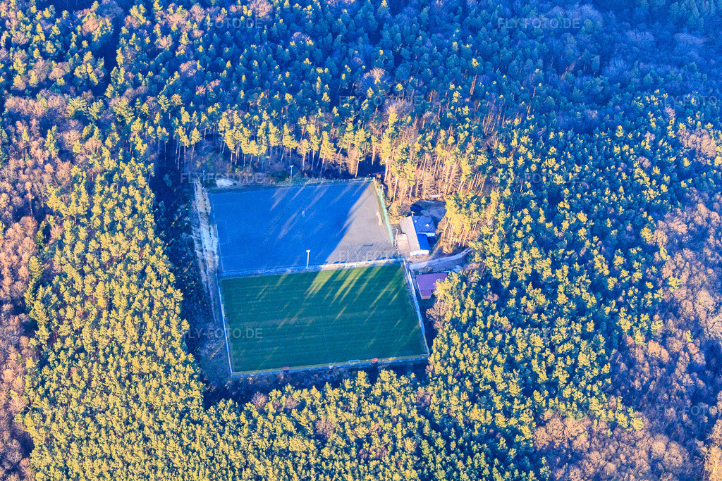 Luftbild: Fußballplatz im Wald des SV Schweigen-Rechtenbach 1929 e.V. im Ortsteil Rechtenbach in Schweigen-Rechtenbach im Bundesland Rheinland-Pfalz in Deutschland.Foto: IMG_61924.jpg vom 28.01.2014 durch Werner Riehm/FLY-FOTO.deAuflösung des Originals: 4752 x 3168 pxSV Schweigen-Rechtenbach 1929 e.V