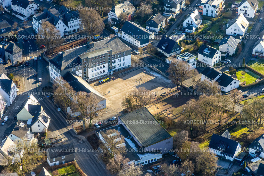 Brilon260104577 | Luftbild, St. Engelbert Grundschule mit Schulhof, Am Derker Tor, Brilon, Sauerland, Nordrhein-Westfalen, Deutschland