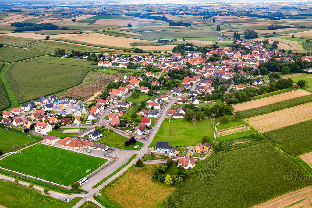 Luftbild: Ortsansicht von Osten in Oberlauterbach im Bundesland Bas-Rhin in Frankreich. Foto: IMG_137732.jpg vom 12.08.2023 durch Werner Riehm/FLY-FOTO.de