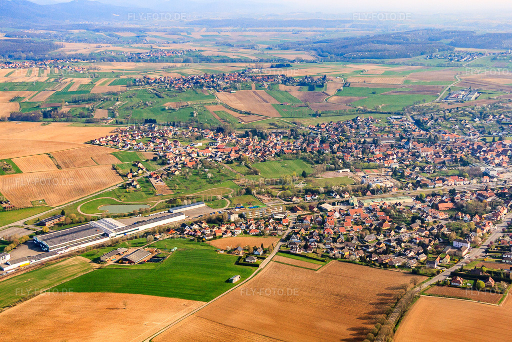 Luftbild: Ortsansicht aus Süden beidseits der Bahnlinie mit CEFA in Soultz-sous-Forêts im Bundesland Bas-Rhin in Frankreich.Foto: IMG_63798.jpg vom 30.03.2014 durch Werner Riehm/FLY-FOTO.deAuflösung des Originals: 4752 x 3168 pxCEFA