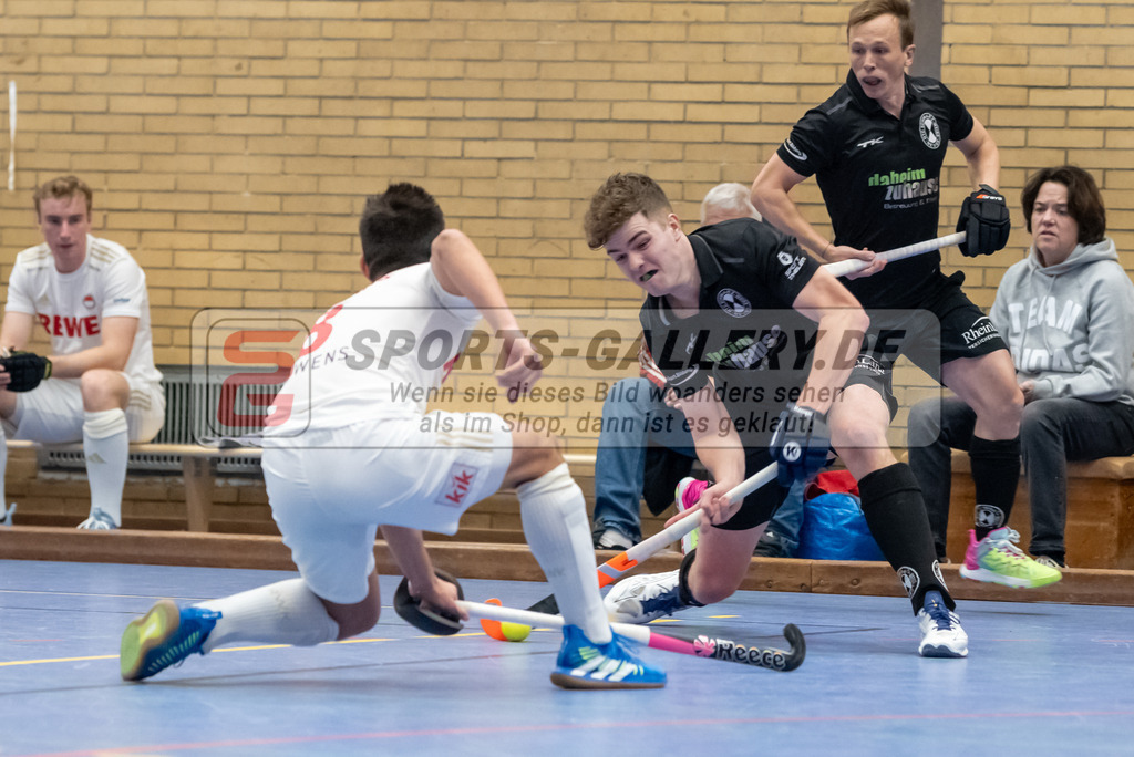 SFE_20240106_0051 | Neuss, Deutschland, 06.01.2024: Philipp Weide (SW Neuss), Florian Adrians (Rot-Weiss Köln) in Aktion waehrend des Spiels der Halle 1. Bundesliga Herren zwischen SW Neuss vs Rot-Weiss Köln im Stadionhalle (SW Neuss) am 06.01.2024 in Neuss, Deutschland. (Foto von Stephan Fehrmann)

Neuss, Germany, 06.01.2024: Philipp Weide (SW Neuss), Florian Adrians (Rot-Weiss Köln) in action during the game of Halle 1. Bundesliga Herren between SW Neuss vs Rot-Weiss Köln in Stadionhalle (SW Neuss) at 06.01.2024 in Neuss, Deutschland. (Foto von Stephan Fehrmann)