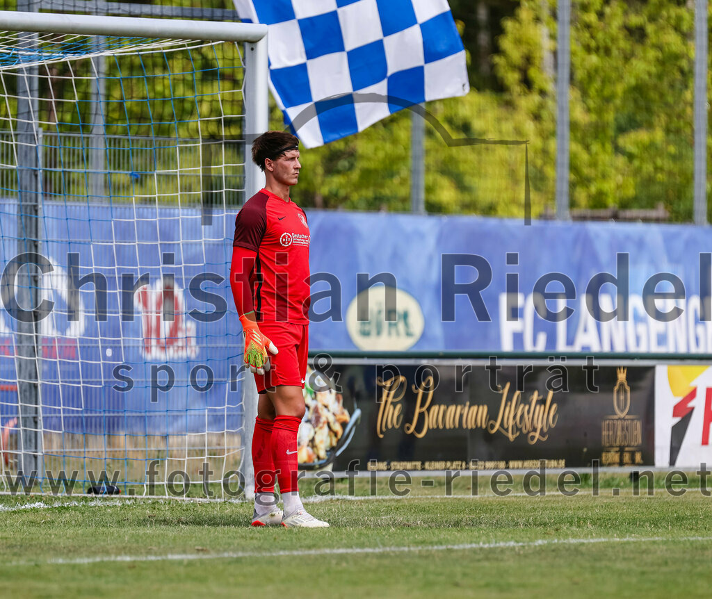 2023-07-22_004_FC_Langengeisling_gegen_VfB_Eichstaett_II | Erding, Deutschland, 22.07.2023:
Fußball, Bezirksliga Oberbayern Ost 2023 / 2024, Testspiel, FC Langengeisling gegen VfB Eichstätt II, Endergebnis: 3:2

Torwart Michael Hierl (FC Langengeisling, #1)

Foto: Christian Riedel / fotografie-riedel.net