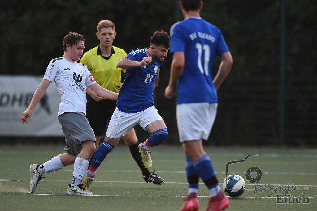 GVO Oldenburg 2-SV GOTANO | Herren Kreisliga; GVO Oldenburg 2 (weiß)-SV GOTANO (blau) am 15.08.2025 in Oldenburg (Sportanlage GVO); Photo: Philip Eiben 2025 - Realisiert mit Pictrs.com