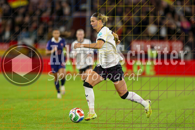 Deutschland vs Frankreich - Halbfinale - UEFA Women's Nations League | Düsseldorf, Deutschland, 24.10.25:   Klara Bühl ( Deutschland ) in Aktion am Ball, Einzelaktion waehrend des Halbfinals der UEFA Women's Nations League zwischen Deutschland vs Frankreich in der Merkur-Spiel-Arena(Foto von Brauer-Fotoagentur / Adrian Schlueter)