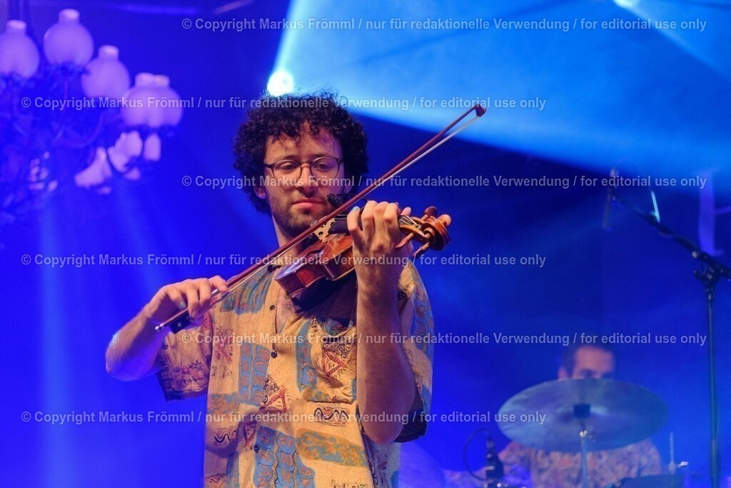 20230728-helen-maier-and-the-folks-018 | Helen Maier &amp; The Folks am Luzern Live Festival. Am Freitag 28. Juli 2023 im Hotel Schweizerhof in Luzern. Helen Maier — Violine / Alexander Graf — Violine, Bratsche / Andreas Gut — Akkordeon / Theo Känzig — Gitarre / Jonas Künzli — Kontrabass / Adrian Böckli — Schlagzeug, Percussion. Foto: Markus Frömml