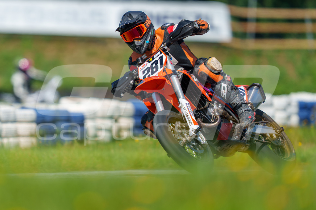 G-Cup + Supermoto Staatsmeisterschaft + Hungarian Supermoto Championship | GRIPcapture steht für authentische Sportfotografie in Österreich – für Momente, die mehr sind als Geschwindigkeit oder Ergebnis. Es geht um Emotion, Spannung, Fokus und den Augenblick, der oft nur einen Wimpernschlag dauert.Ob Motorsport, Teamsport oder 