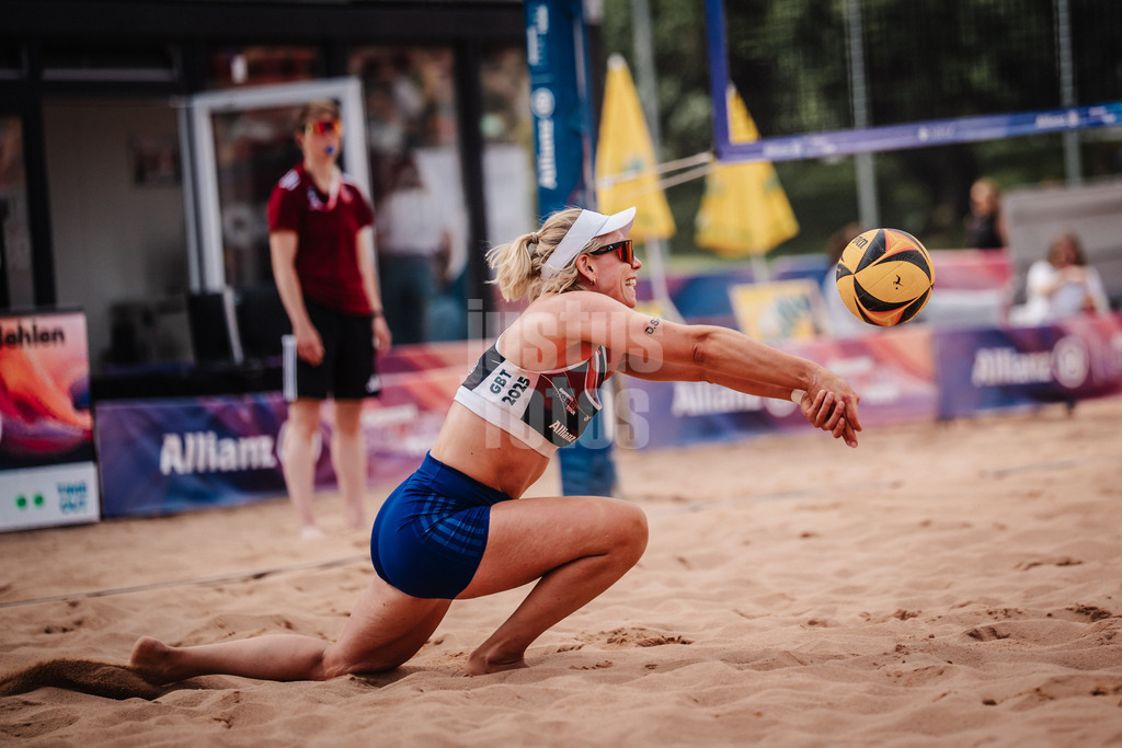 Beachvolleyball | Frauen | Allianz German Beach Tour 2025 | Tourstop München | 11.07.2025 | Karla Borger spielt den Ball