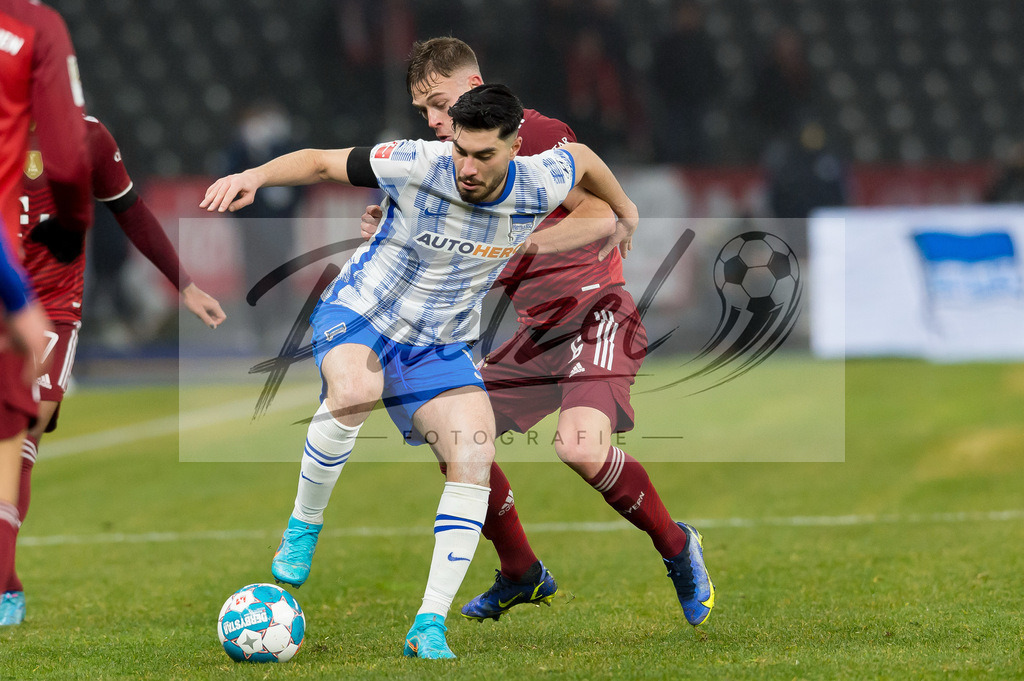 BSCFCB20220123_310 | Fussball, Herren: Suat Serdar (Hertha BSC) und Joshua Kimmich (FC Bayern Muenchen) im Zweikampf bei dem Spiel der 1. Bundesliga zwischen Hertha BSC und FC Bayern Muenchen im Olypiastadion am 23.01.2022 in Berlin, Deutschland.DFB / DFL REGULATIONS PROHIBIT ANY USE OF PHOTOGRAPHS AS IMAGE SEQUENCES AND/OR QUASI-VIDEO. - Realisiert mit Pictrs.com