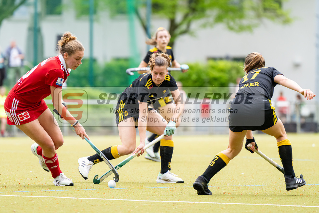 HK_20240407_100164 | 1. Bundesliga Hockey Damen Rot-Weiss Köln - Harvestehuder THC am 7.4.2024 Rot-Weiss Köln, Köln , Felicia Wiedermann ( Rot-Weiss Köln #30 ) , Landshut Emilia ( Harvestehuder THC #5 ) , Bauer Kataharina ( Harvestehuder THC #17 )