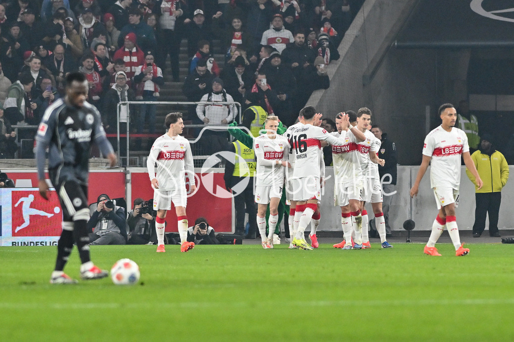 VfB Stuttgart - SG Eintracht Frankfurt | STUTTGART, GERMANY - 13. JANUARY: Jubel der Stuttgarter nach dem Treffer zum 2-1 durch Deniz UNDAV (VfB Stuttgart 26) / Tor / Torschuetze / Freude / Happy während dem Bundesligamatch zwischen dem VfB Stuttgart und der SG Eintracht Frankfurt am 17. Spieltag in der MHP-Arena / DFL REGULATIONS PROHIBIT ANY USE OF PHOTOGRAPHS AS IMAGE SEQUENCES AND/OR QUASI-VIDEO