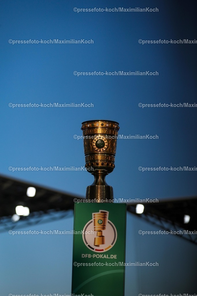 DFB18082501261 | 2025.08.18, Fußball, 1.Runde DFB-Pokal, Rot-Weiss Essen - Borussia Dortmund, Stadion Hafenstraße, Saison 2025 2026: Der Pokal in Nahaufnahme DFB regulations prohibit any use of photographs as image sequences and or quasi-video.