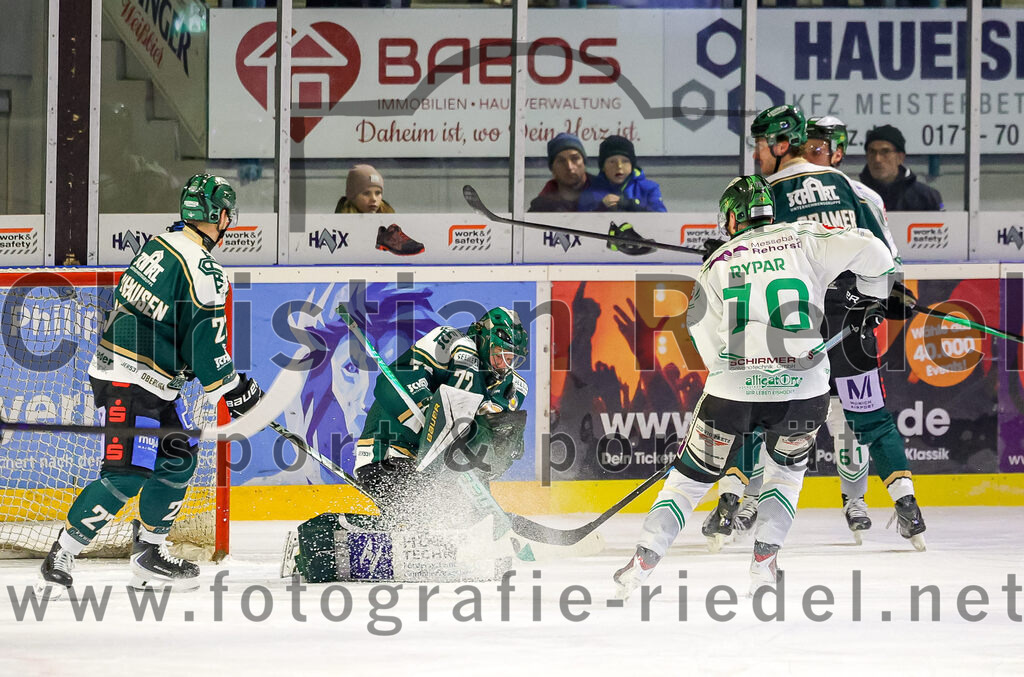 2026-01-02_096_TSV_Erding_gegen_Hoechstadt_Alligators | Erding, Deutschland, 02.01.2026:Eishockey, Oberliga Süd 2025 / 2026, 33. Spieltag, TSV Erding gegen Höchstadt Alligators, Endergebnis: 2:1Mark Waldhausen (Erding Gladiators, #27), Torwart David Zabolotny (Erding Gladiators, #72), Patrik Rypar (Höchstadt Alligators, #70)Foto: Christian Riedel / fotografie-riedel.net
