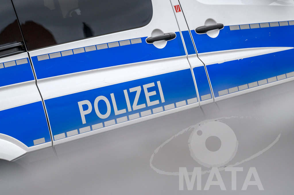 _DWA4148 | Polizeifahrzeuge vor einer Demo. (Symbolfoto, Themenfoto) Nürnberg, 08.01.2024 - Realisiert mit Pictrs.com