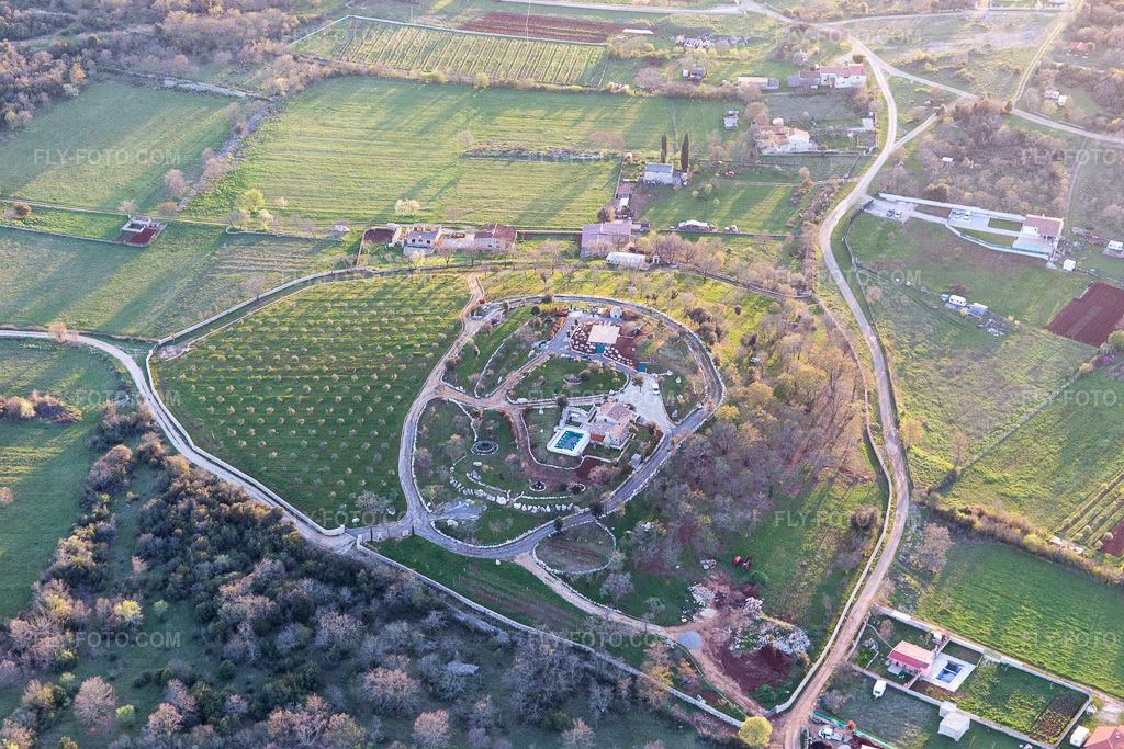 Aerial view: View of the town in Spanidiga in the state Gespanschaft Istrien, Croatia.Photo: IMG_106155.jpg taken on 04/13/2018 by Werner Riehm/FLY-FOTO.comResolution of the original: 5472 x 3648 px