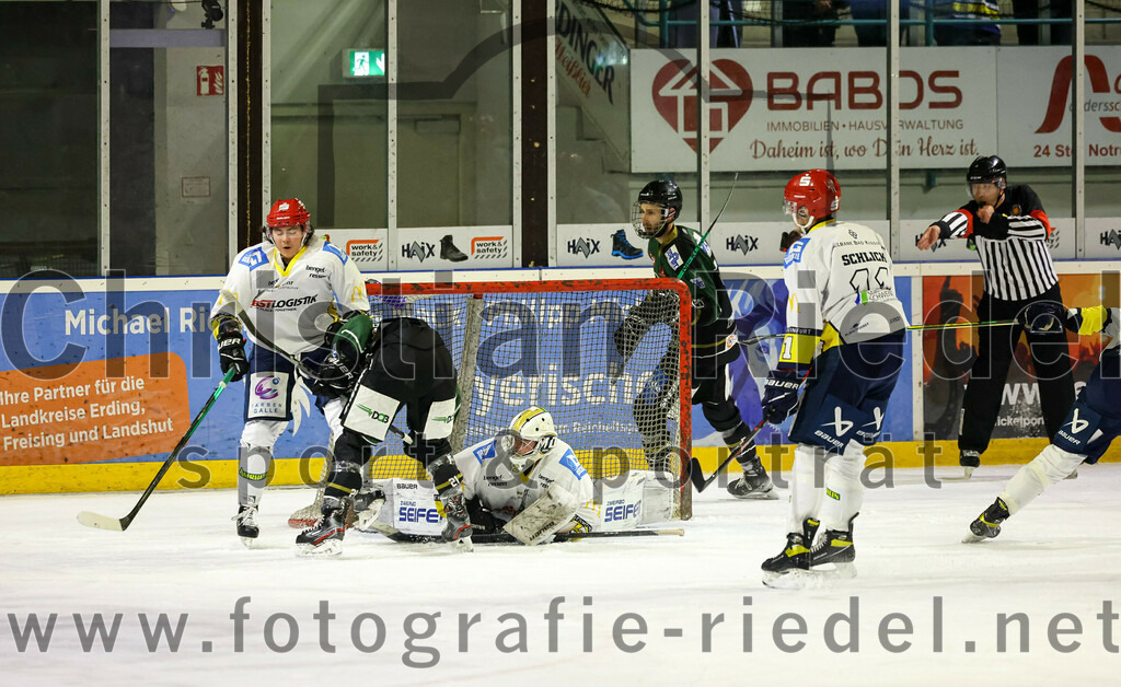 2023-01-06_064_TSV_Erding_gegen_ERV_Schweinfurt | Erding, Deutschland, 06.01.2023:
Eishockey, Bayernliga 2022 / 2023, 26. Spieltag, TSV Erding gegen ERV Schweinfurt, Endergebnis: 7:3

Erik Modlmayr (Erding Gladiators, #21), Torwart Benedict Roßberg (ERV Schweinfurt, #42), Moritz Schlick (ERV Schweinfurt, #11)

Foto: Christian Riedel / fotografie-riedel.net