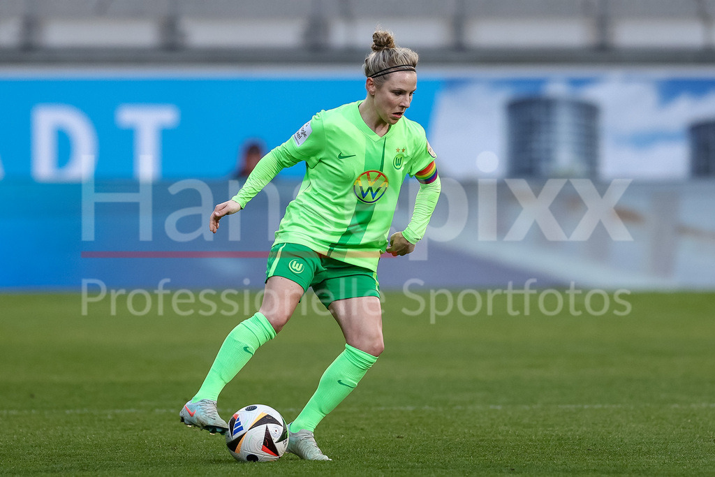 Fussball, Google Pixel Frauen-Bundesliga, VfL Wolfsburg - SGS Essen | v.li.: Svenja Huth (VfL Wolfsburg, 10) am Ball, Freisteller, Einzelbild, Ganzkörper, Aktion, Action, Spielszene, DIE DFB-RICHTLINIEN UNTERSAGEN JEGLICHE NUTZUNG VON FOTOS ALS SEQUENZBILDER UND/ODER VIDEOÄHNLICHE FOTOSTRECKEN. DFB REGULATIONS PROHIBIT ANY USE OF PHOTOGRAPHS AS IMAGE SEQUENCES AND/OR QUASI-VIDEO.