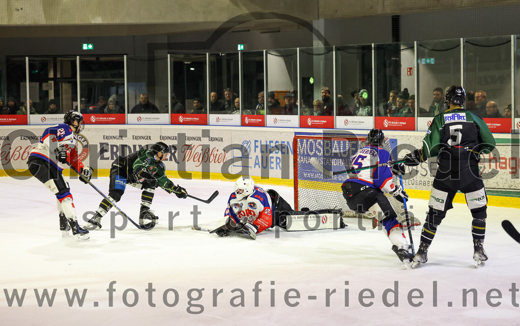 2023-01-22_118_Eishockey_TSV_Erding_gegen_ESC_Dorfen | Erding, Deutschland, 22.01.2023:
Eishockey, Bayernliga 2022 / 2023, 29. Spieltag, TSV Erding gegen ESC Dorfen, Endergebnis: 6:2

Florian Fischer (ESC Dorfen, #26), Philipp Michl (Erding Gladiators, #77), Torwart Maximilian Englbrecht (ESC Dorfen, #45), Florian Zimmermann (Erding Gladiators, #5)

Foto: Christian Riedel / fotografie-riedel.net