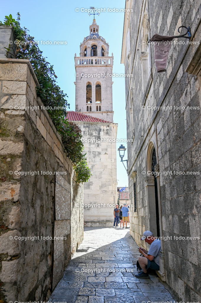 Kroatien_ Korcula_ Insel in Sueddalmatien_ Korcula Stadt_ 13.09.2024-218 | 13.09.2024, Kroatien, HRV, Korcula, Insel in Sueddalmatien, Korcula Stadt im Bild Hafen, Hafenansichten, Boot, Boote, Schiff, Schiffe, Gebauede, Adria, Meer, Stadtansichten, Altstadt, Marco Polo, Museum, Touristen, Souvenier, Restaurant, KonobaKorcula - Schwarzes Korfu - benannt nach den dunklen Kiefernwaeldern, ist eine zu Kroatien gehoerende Insel in der Adria vor der Kueste Sueddalmatiens. Zugleich ist sie Teil des Dinarischen Gebirges. Quelle: Wikipedia