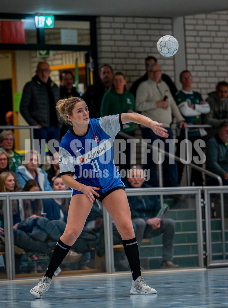 Handball I Frauen I Saison 2025-2026 I 3. Liga Staffel Nord I 10. Spieltag I SC SFN Vechta - HSG Blomberg-Lippe II I 0289 | Carlotta Bäumer (11, HSG Blomberg-Lippe II) passt den Ball - Realisiert mit Pictrs.com