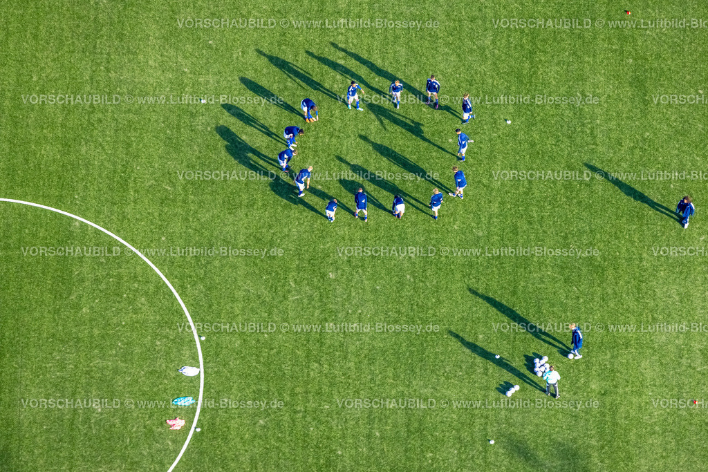 Gelsenkirchen221102191noerdlich | Luftbild, Fußballspieler Training, Trainingsplatz der VELTINS-Arena, Bundesligastadion des Fußballvereins FC Schalke 04, Erle, Gelsenkirchen, Ruhrgebiet, Nordrhein-Westfalen, Deutschland