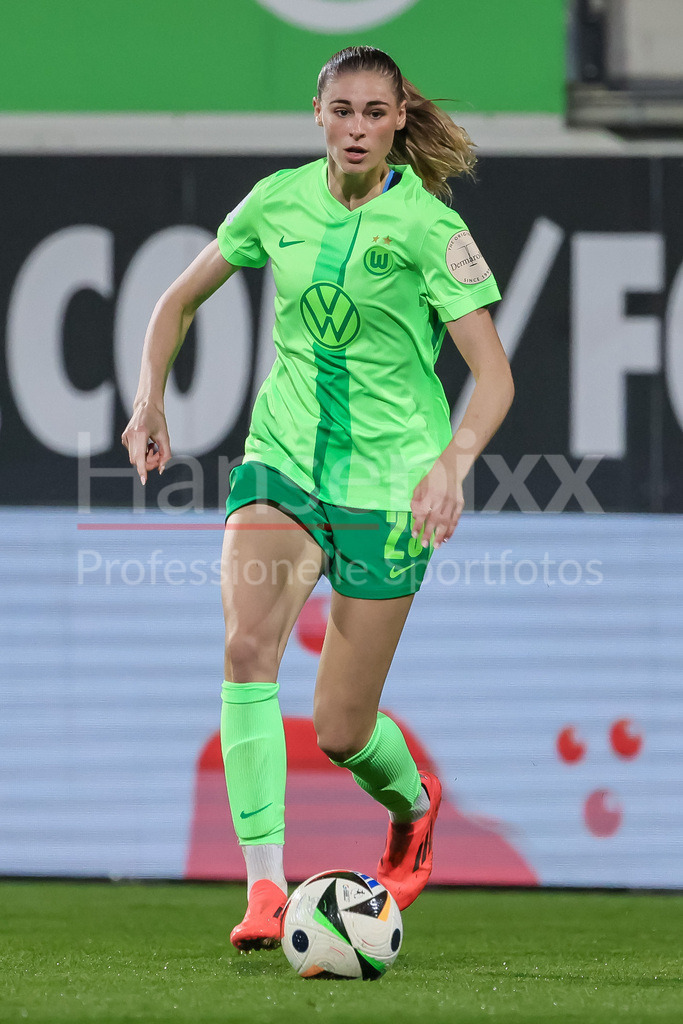Fussball, Google Pixel Frauen-Bundesliga, VfL Wolfsburg - 1. FC Köln | v.li.: Jule Brand (VfL Wolfsburg, 29) am Ball, Freisteller, Einzelbild, Ganzkörper, Aktion, Action, Spielszene, DIE DFB-RICHTLINIEN UNTERSAGEN JEGLICHE NUTZUNG VON FOTOS ALS SEQUENZBILDER UND/ODER VIDEOÄHNLICHE FOTOSTRECKEN. DFB REGULATIONS PROHIBIT ANY USE OF PHOTOGRAPHS AS IMAGE SEQUENCES AND/OR QUASI-VIDEO.
