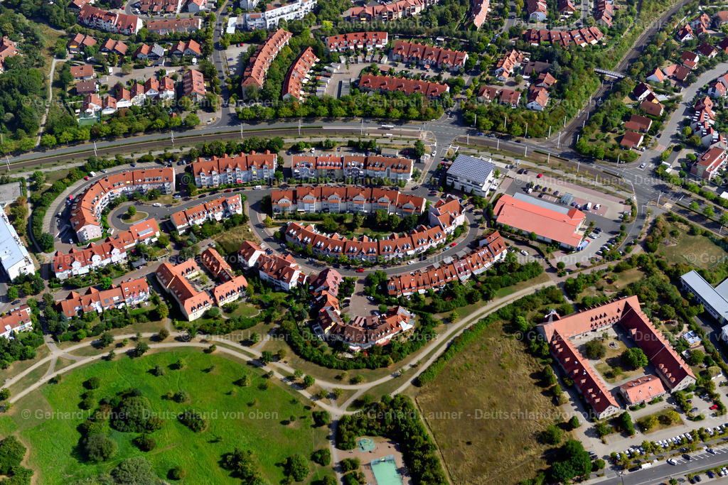 3650709 | HEUCHELHOF 13.09.2016 Wohngebiet - Mischbebauung der Mehr- und Einfamilienhaussiedlung  in Heuchelhof im Bundesland Bayern, Deutschland // Residential area - mixed development of a multi-family housing estate and single-family housing estate  in Heuchelhof in the state Bavaria, Germany Foto: Gerhard Launer