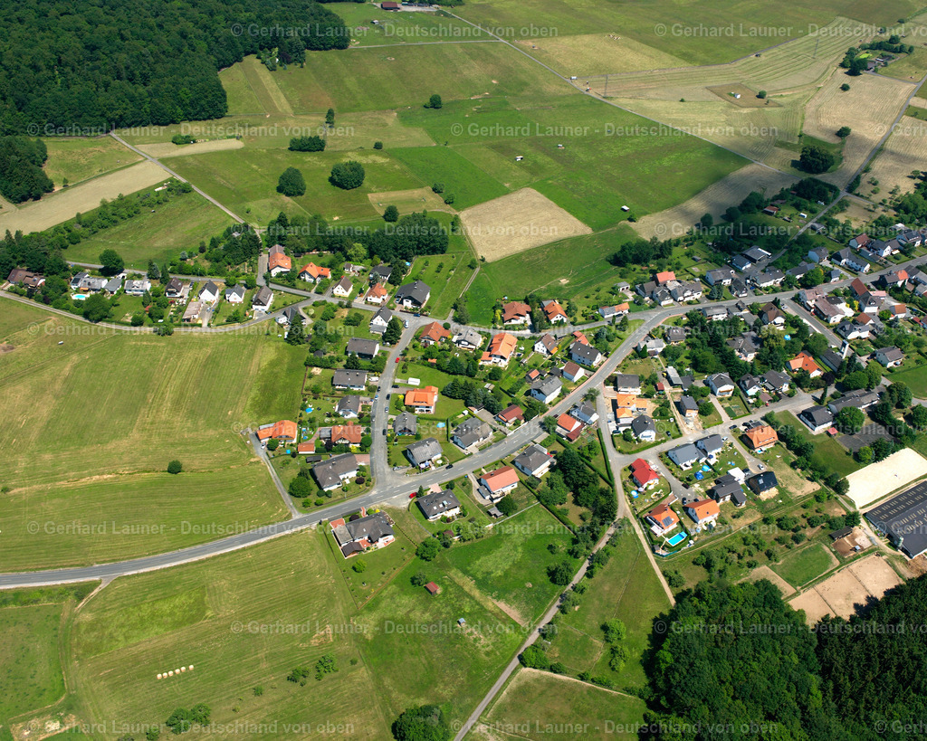 2610641 | BELLERSDORF 09.06.2006 Von Wald und Forstgebieten umgebener Ortskern der Straßen und Häuser und Wohngebiete in Bellersdorf im Bundesland Hessen, Deutschland // Surrounded by forest and forest areas center of the streets and houses and residential areas in Bellersdorf in the state Hesse, Germany Foto: Gerhard Launer