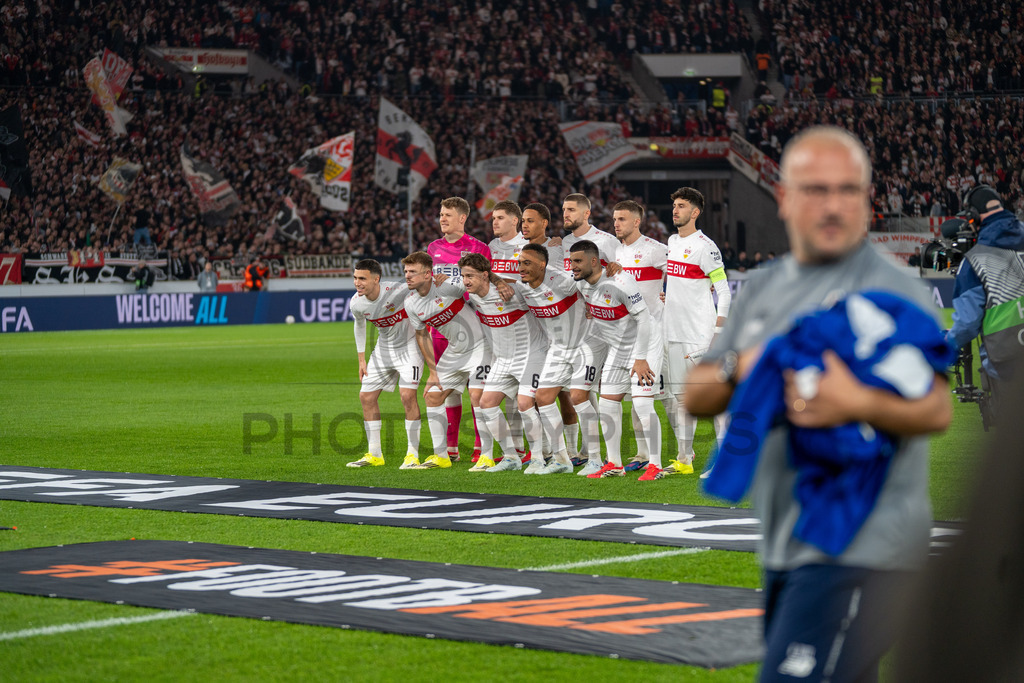 VfB Stuttgart vs. FC Porto, Fussball, Europa League, Achtelfinale, Hinspiel, 12.03.2026 | VfB Stuttgart versammelt sich zum Mannschaftsbild vor Spielbeginn,VfB Stuttgart vs. FC Porto, Fussball, Europa League, Achtelfinale, Hinspiel, 12.03.2026Foto: photosbyphips/Philip Ziegler