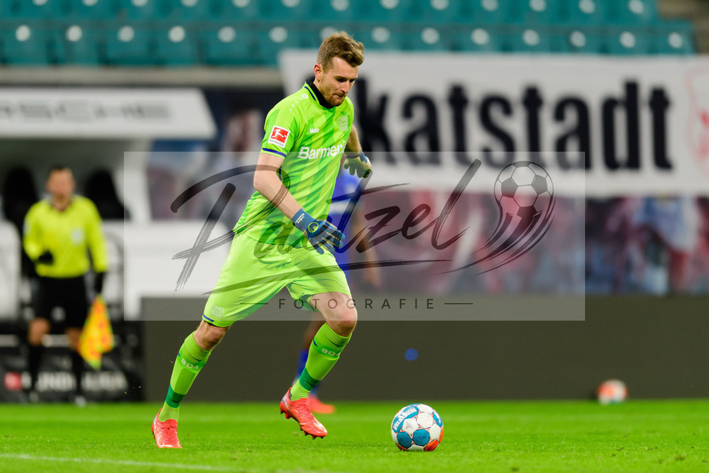 RBLLEV20211128_161 | Fussball, Herren: Torwart Lukas Hradecky (Bayer 04 Leverkusen) in Aktion, am Ball, Einzelaktion bei dem Spiel der 1. Bundesliga zwischen RB Leipzig und Bayer 04 Leverkusen in der Red Bull Arena am 28.11.2021 in Leipzig, Deutschland.DFB / DFL REGULATIONS PROHIBIT ANY USE OF PHOTOGRAPHS AS IMAGE SEQUENCES AND/OR QUASI-VIDEO. - Realisiert mit Pictrs.com