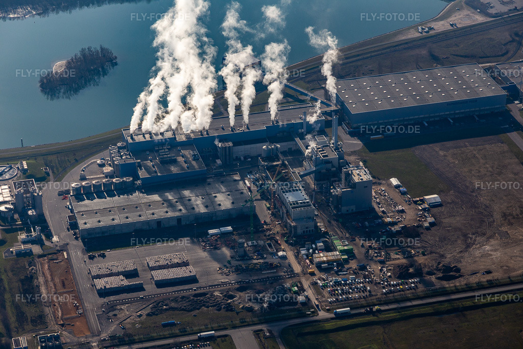 Luftbild: Firmengelände der Papierfabrik Palm GmbH & Co. KG | Werk Wörth am Rhein mit Hallen, Firmengebäuden und Produktionsstätten. in Wörth am Rhein im Bundesland Rheinland-Pfalz in Deutschland. Foto: IMG_125702.jpg vom 02.03.2021 durch Werner Riehm/FLY-FOTO.de