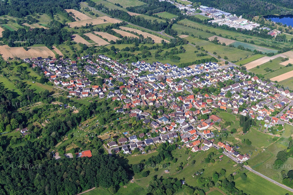 Ortsansicht aus Nordosten | Luftbild: Ortsansicht aus Nordosten im Ortsteil Oberweier in Ettlingen im Bundesland Baden-Württemberg in Deutschland. Foto: IMG_131638.jpg vom 22.05.2022 durch Werner Riehm/FLY-FOTO.de - Realisiert mit Pictrs.com