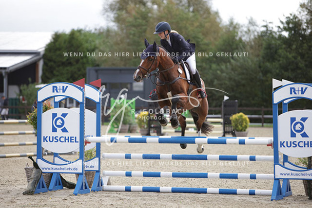 1J2A9291Nadja Freya Müller_ Umero 9_ Kn944_ Havekost | Foto- und Videografie für alles rund ums Pferd. Hochwertige Bilder und Videos vom Spring- und Dressurreiten, Voltigieren & mehr. Jetzt aktuelle Veranstaltungen und Preise im Shop ansehen. - Realisiert mit Pictrs.com