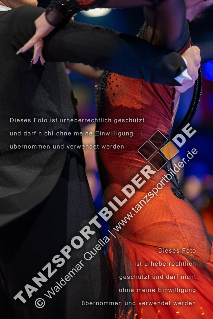 20251206-05117 | Hier finden Sie Tanz Bilder vom Latein und Standard Formationen tanzen. Sportbilder vom Tanzsport. Schöne Fotos und von Weltmeisterschaft, Europameisterschaft, Bundesliga, Regionalliga, Oberliga und Landesliga sowie von GOC Stuttgart, DanceComp, WM Bremen