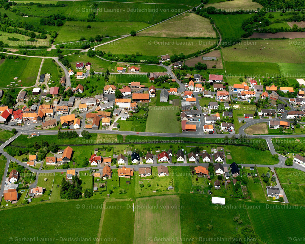 2615709 | RIXFELD 09.06.2006 Ortsansicht am Rande von landwirtschaftlichen Feldern und Nutzflächen  in Rixfeld im Bundesland Hessen, Deutschland // Village view on the edge of agricultural fields and land  in Rixfeld in the state Hesse, Germany Foto: Gerhard Launer