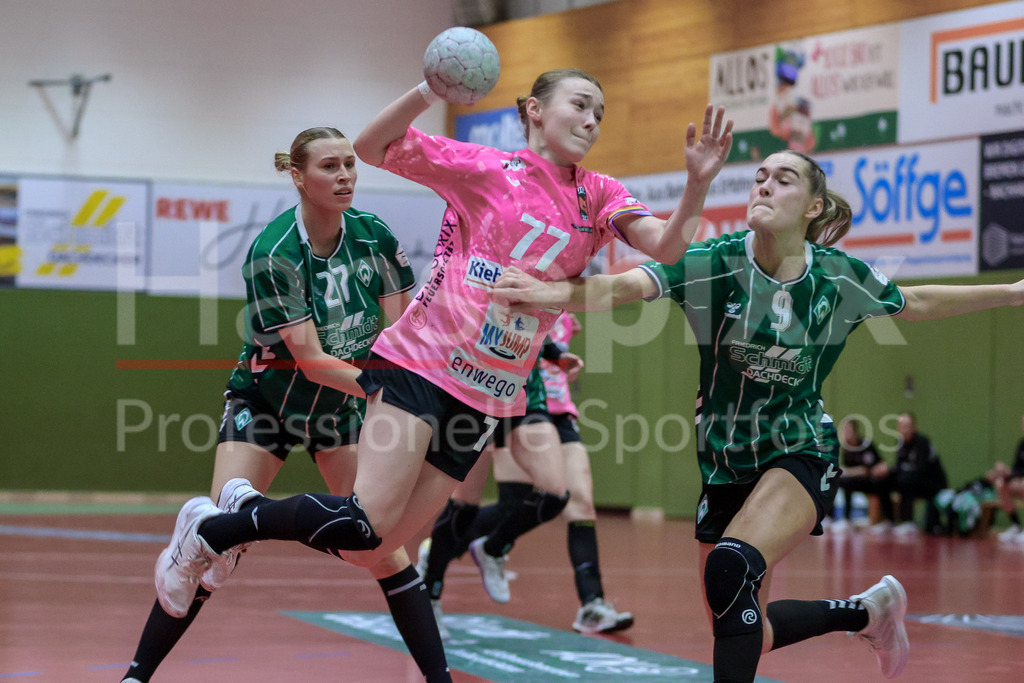 Handball, 2. Bundesliga Frauen, SV Werder Bremen - Füchse Berlin | v.li.: Emma Ruwe (SV Werder Bremen, 27), Leoni Baßiner (Füchse Berlin, 77) und Luca Schumacher (SV Werder Bremen, 9) im Zweikampf, Duell, Spielszene, Aktion, Action