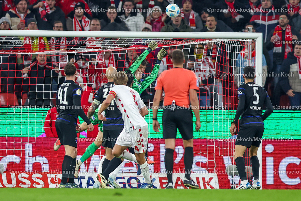 1FC04122402152 | 04.12.2024, Fußball, 1. FC Köln - Hertha BSC, Achtelfinale DFB-Pokal, RheinEnergieSTADION, Saison 2024 2025: Torwart Tjark Ernst (Hertha #1) hechtet zum Ball und verteidigt das Tor.DFB regulations prohibit any use of photographs as image sequences and or quasi-video.