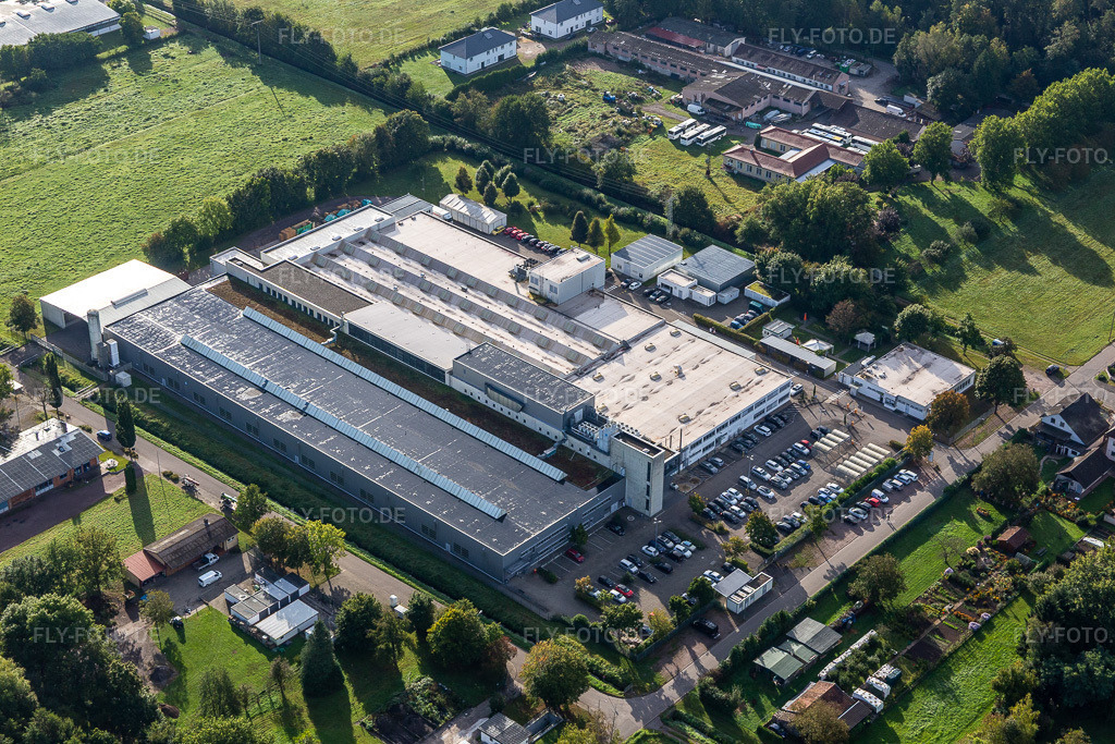 Luftbild: Werksgelände des Unternehmens Webasto Mechatronics an der Industriestraße in Schaidt. im Ortsteil Schaidt in Wörth im Bundesland Rheinland-Pfalz in Deutschland. Foto: IMG_129726.jpg vom 30.09.2021 durch Werner Riehm/FLY-FOTO.de