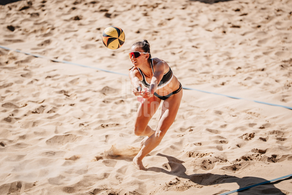 Beachvolleyball | Frauen | Allianz German Beach Tour 2025 | Tourstop Düsseldorf | 09.05.2025 | Sophie Sarnighausen spielt den Ball